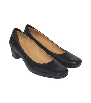 Черни кожени дамски обувки с масивен ток Berta снимка